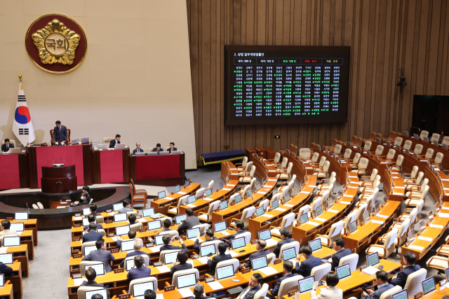 25일 국회 본회의에서 '더 센' 상법 개정안이 여당 주도로 통과되고 있다. 연합뉴스