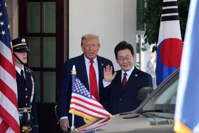 이재명 대통령이 25일(현지 시간) 미국 워싱턴DC 백악관에 도착해 도널드 트럼프 미국 대통령과 취재진을 향해 인사하고 있다. 연합뉴스