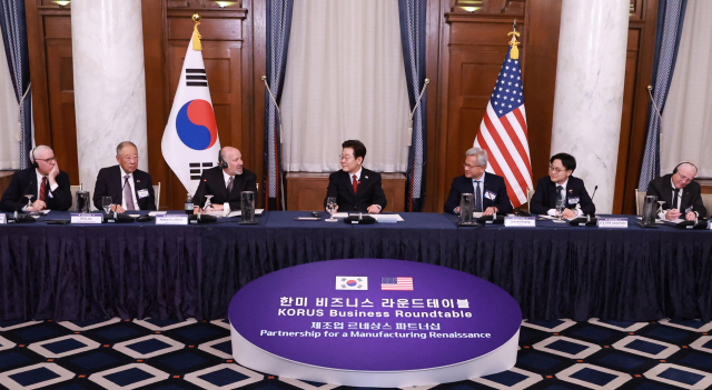 이재명 대통령이 25일(현지시간) 미국 워싱턴DC 윌라드 호텔에서 열린 한미 비즈니스 라운드 테이블에서 러트닉 미국 상무장관의 발언을 듣고 있다. /연합뉴스
