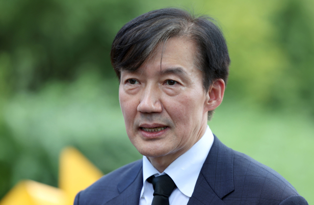 조국 조국혁신당 혁신정책연구원장이 25일 오전 경남 김해시 진영읍 봉하마을에서 노무현 전 대통령 묘역 참배 후 취재진 질문에 답하고 있다. 연합뉴스