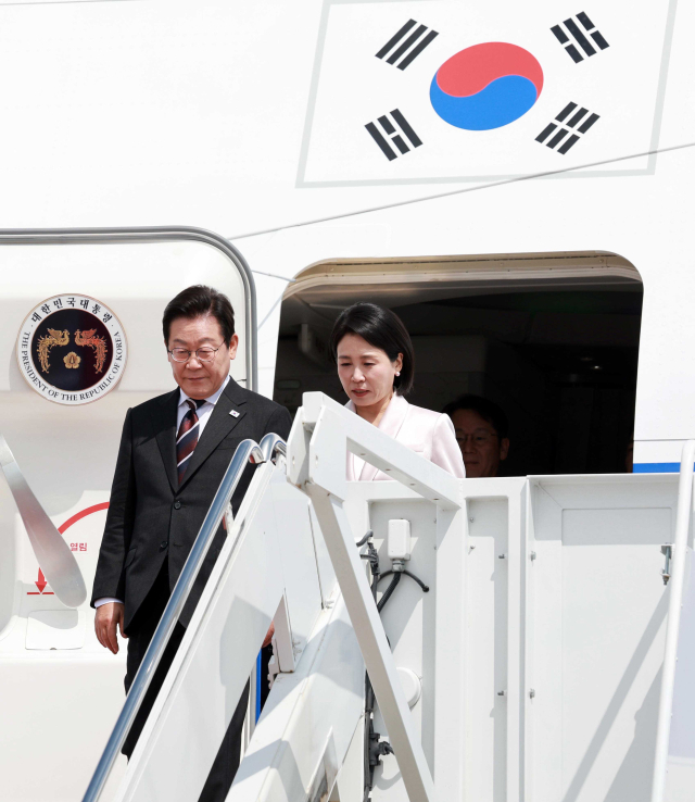 이재명 대통령과 김혜경 여사가 24일(현지시간) 미국 워싱턴DC 인근 앤드루스 합동기지에 도착해 공군 1호기에서 내리고 있다. 연합뉴스