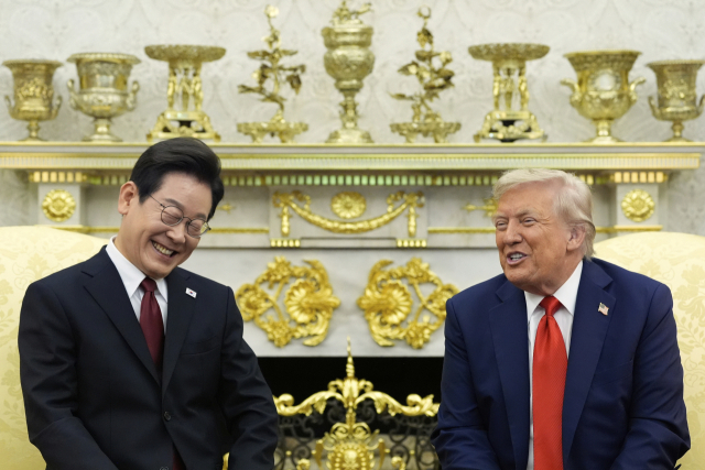 이재명 대통령이 25일(현지 시간) 미국 워싱턴DC 백악관에서 도널드 트럼프 대통령과 대화하고 있다. AP연합뉴스