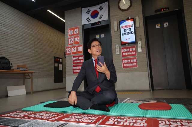 특검의 국민의힘 당사 압수수색에 반대하며 농성을 이어가는 김문수 당대표 후보가 대표 선출을 하루 앞둔 25일 서울 여의도 국민의힘 중앙당사에서 지지자와 영상 통화를 하고 있다. 연합뉴스