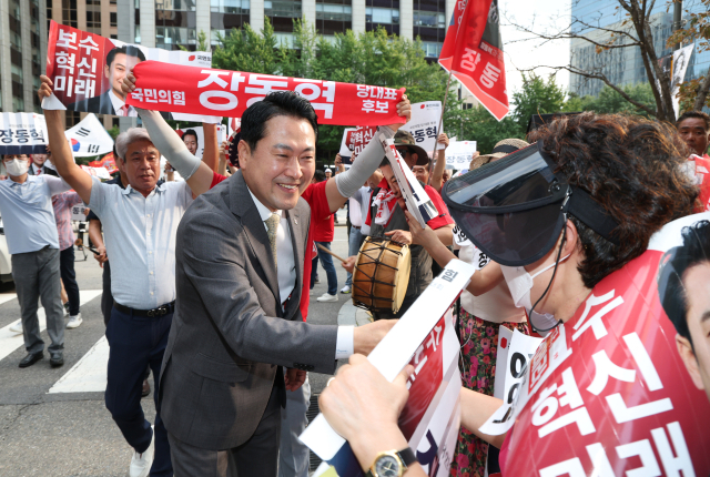 국민의힘 당대표 선거 결선에 진출한 장동혁 후보가 23일 오후 방송토론회를 위해 서울 종로구 채널A 스튜디오에 도착하며 지지자들과 인사를 하고 있다. 뉴스1