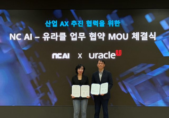 이연수(왼쪽) NC AI 대표와 권태일 유라클 대표가 기념 사진을 촬영하고 있다. 사진 제공=NC AI