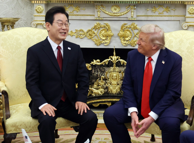 "가져갈 겁니까"…李대통령, 트럼프가 펜 탐내자 즉석 선물