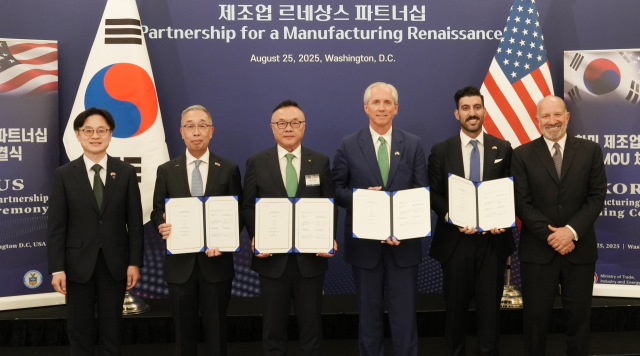 (왼쪽부터)김정관 산업통상자원부 장관, 박지원 두산에너빌리티 회장, 황주호 한수원 사장, 클레이 셀 엑스-에너지 CEO, 섀넌 켈로그 AWS 부사장, 하워드 러트닉 미국 상무부 장관이.25일(현지시각) 미국 워싱턴 D.C.에서 ‘한미 비즈니스 라운드 테이블’ 직후 SMR 사업협력을 위한 양해각서(MOU)를 체결하고 기념촬영을 하고 있다. 사진 제공=두산에너빌리티