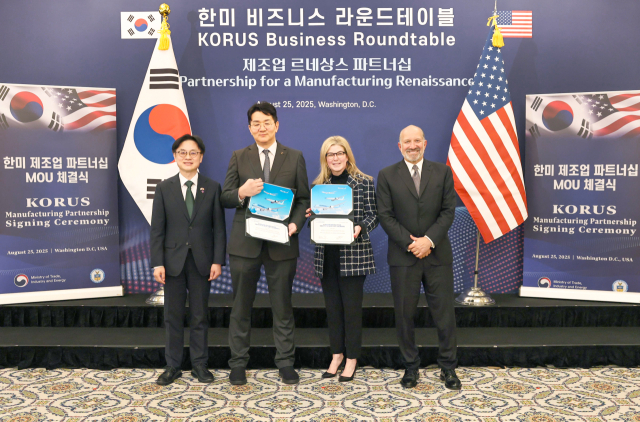 대한항공이 25일(현지시간) 워싱턴DC 소재 윌러드 호텔에서 보잉 및 GE에어로스페이스와 70조 원 규모의 대미 투자 계약을 맺은 가운데 김정관(왼쪽부터) 산업통상자원부 장관, 조원태 한진그룹 회장, 스테파니 포프 보잉 상용기 부문 사장 겸 최고 경영자, 러셀 스톡스 GE에어로스페이스 상용기 엔진 및 서비스 사업부 사장 겸 최고 경영자가 기념촬영을 하고 있다. 사진제공=대한항공