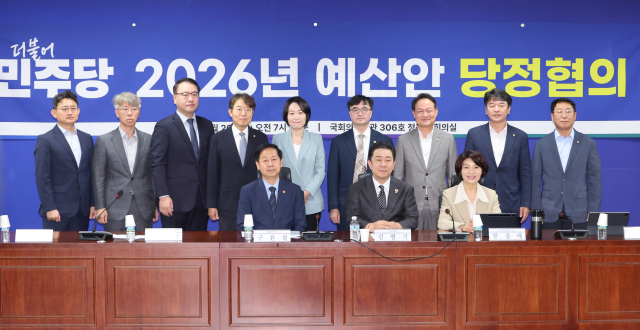 26일 서울 여의도 국회 의원회관에서 열린 2026년 예산안 당정협의회에서 더불어민주당 김병기 원내대표와 한정애 정책위의장, 구윤철 경제부총리 겸 기획재정부 장관과 임기근 기획재정부 2차관 등 참석자들이 기념촬영 하고 있다. 2025.8.26 연합뉴스