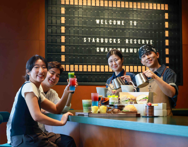 26일 오픈을 앞둔 리저브광화문에서 직원들이 음료를 맛 보고 있다. 사진제공=스타벅스 코리아