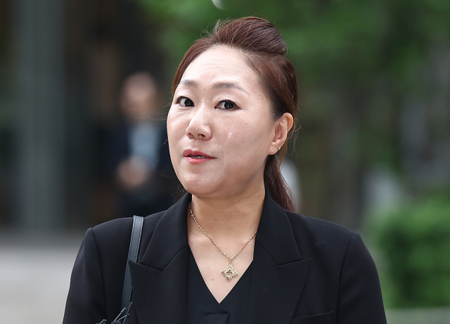 강혜경 씨가 지난달 참고인 조사를 위해 서울 종로구 KT광화문빌딩 김건희 특검 사무실에 출석하며 취재진 질문에 답하고 있다. 연합뉴스