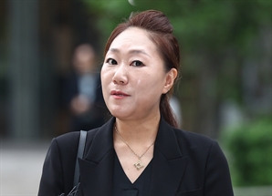경찰, 강혜경씨 불러 '이준석 여론조사 대납 의혹' 조사