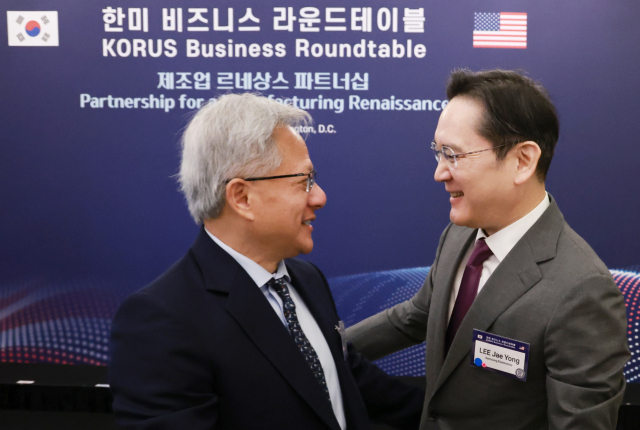 이재용 삼성전자 회장이 25일(현지시간) 미국 워싱턴DC 윌라드 호텔에서 열린 한미 비즈니스 라운드 테이블 리셉션에 참석해 젠슨 황 엔비디아 최고경영자(CEO)와 인사하고 있다. 연합뉴스