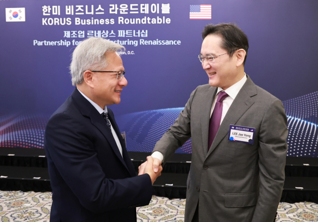 이재용 삼성전자 회장이 25일(현지시간) 미국 워싱턴DC 윌라드 호텔에서 열린 한미 비즈니스 라운드 테이블 리셉션에 참석해 젠슨 황 엔비디아 최고경영자(CEO)와 악수하고 있다. 연합뉴스