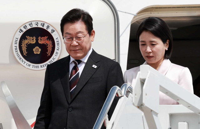 이재명 대통령과 김혜경 여사가 24일(현지 시간) 미국 워싱턴DC 인근 앤드루스 합동기지에 도착해 공군 1호기에서 내리고 있다. 연합뉴스