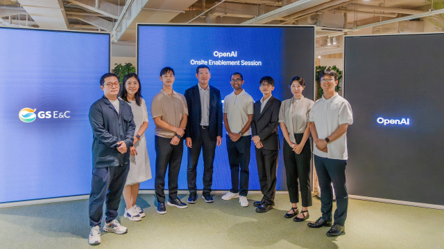 허윤홍(왼쪽 네번째)GS건설 대표이사와 OpenAI 임직원들이 21일 서울 종로구 GS건설 본사에서 기념촬영을 하고 있다. 사진 제공=GS건설