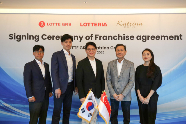25일 서울 송파구 롯데월드타워에서 이권형(왼쪽부터) 롯데GRS 글로벌사업부문 상무와 신유열 롯데지주 미래성장실장(부사장), 차우철 롯데GRS 대표이사, 카트리나 그룹의 알란 고 대표, 크리스탈 고 이사가 기념 촬영을 하고 있다. 사진제공=롯데GRS