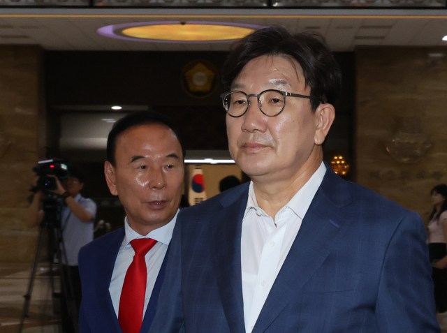 권성동 국민의힘 의원이 21일 국회 본회의장에 입장하고 있다. 연합뉴스