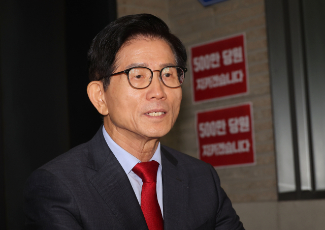 김문수 국민의힘 당대표 후보가 대표 선출을 하루 앞둔 25일 서울 여의도 국민의힘 중앙당사에서 자신의 유튜브 채널을 통해 발언하고 있다. 연합뉴스