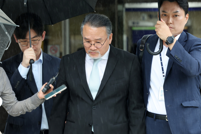 주가조작 의혹으로 김건희 여사 관련 의혹을 수사하는 민중기 특별검사팀의 조사를 받은 이일준 삼부토건 회장이 지난달 17일 서울중앙지법에서 구속 전 피의자 심문(영장실질심사)을 마친 뒤 법정을 나서고 있다. 연합뉴스