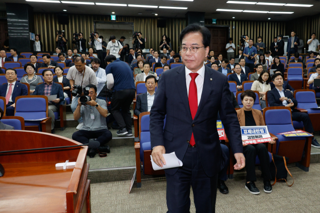 송언석 국민의힘 비상대책위원장 겸 원내대표가 지난 25일 오전 서울 여의도 국회에서 열린 의원총회에서 모두 발언을 하기 위해 단상으로 향하고 있다. 뉴스1