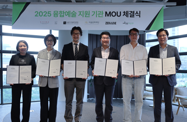 (재)예술경영지원센터, (재)경기문화재단 백남준아트센터, 광주미디어아트플랫폼, 국립아시아문화전당재단, (재)서울문화재단, 현대자동차·기아 제로원 등 6개 기관 대표들이 25일 협약을 체결한 후 기념촬영하고 있다. 사진 제공=예경