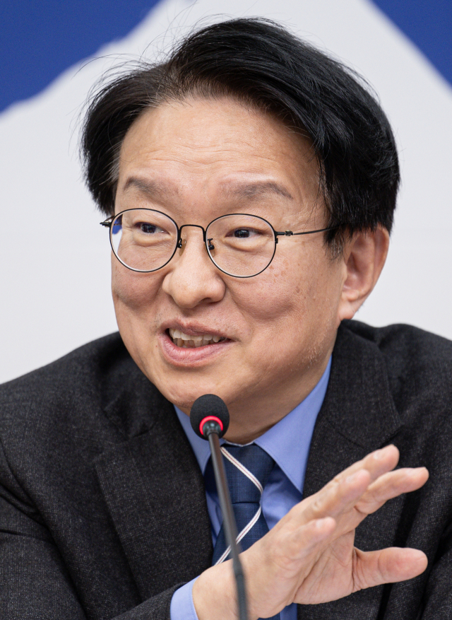 권칠승 더불어민주당 중소기업특별위원회 위원장이 17일 오후 서울 여의도 국회에서 열린 민주당 중소기업특별위원회 정책수렴 및 출범식에서 발언을 하고 있다. 2025.2.17/뉴스1