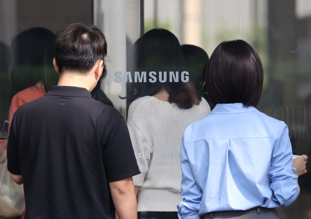 서울 강남 삼성전자 서초 사옥으로 직원들이 출근하고 있다. 연합뉴스