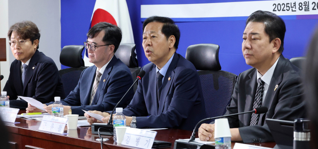 구윤철(오른쪽 두 번째) 부총리 겸 기획재정부 장관이 26일 서울 여의도 국회 의원회관에서 열린 ‘2026년 예산안 당정협의’에 참석해 모두발언을 하고 있다. 오승현 기자 2025.08.26