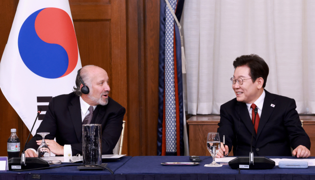이재명 대통령이 25일(현지 시간) 미국 워싱턴DC 윌러드호텔에서 열린 한미 비즈니스 라운드 테이블에서 하워드 러트닉 미 상무장관과 대화하고 있다. 연합뉴스