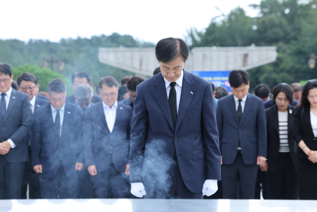 '전두환 기념비' 힘껏 밟은 조국 "윤석열도 곧 이렇게 될 것이라 확신"