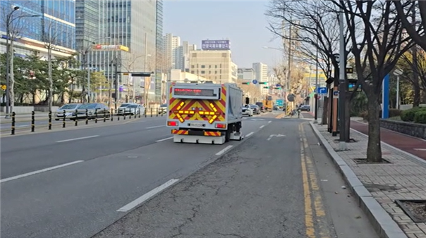 서울시내의 한 도로에서 차량으로 지표투과레이더 점검을 실시하고 있다. 사진 제공=서울시