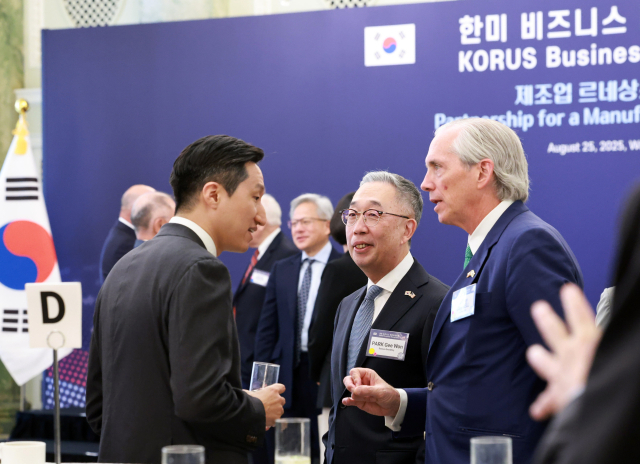정기선(오른쪽 사진 왼쪽) HD현대 수석부회장과 박지원(〃 가운데) 두산에너빌리티 회장이 미 측 기업인과 사업 협력 방안을 논의하고 있다. 연합뉴스