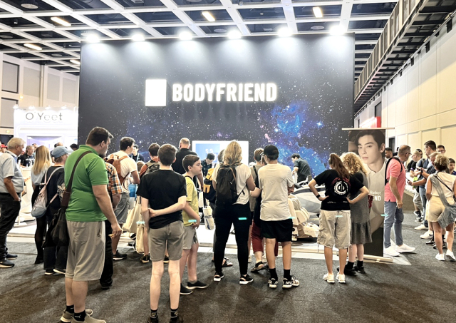 지난해 9월 5일부터 10일까지 열린 국제가전박람회(IFA 2024) 바디프랜드 부스 현장을 찾은 관람객들이 바디프랜드 부스를 둘러싸고 있다. 사진 제공=바디프랜드