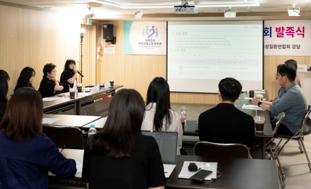 김현주(왼쪽) 한국저인산효소증환우회장이 2일 열린 환우회 발족식에서 발언하고 있다. 사진 제공=한국저인산효소증환우회