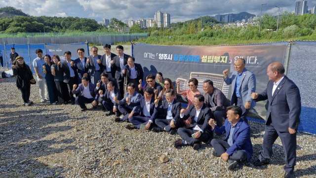 김동연 경기도지사가 26일 오후 경기 양주시 옥정신도시 내 공공의료원 건립 예정지에서 기념촬영을 하고 있다. 사진 = 손대선 기자
