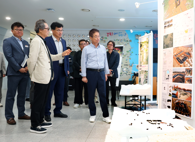 이철우 경북지사가 26일 도청 1층에 마련된 ‘산불피해 마을 재창조 기본구상 전시회’를 둘러보고 있다. 사진제공=경북도