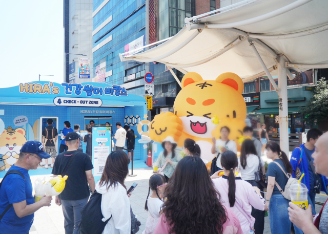 건강보험심사평가원이 부산 해운대 구남로 문화광장에서 진행한 ‘HIRA’s 건강 썸머 바캉스‘ 행사에 시민들이 참여하고 있다 사진 제공=건강보험심사평가원
