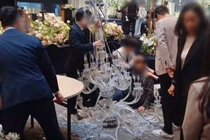"결혼식 보러 갔다 웬 봉변" 하객들 머리 위로 샹들리에 '쿵'…호텔 직원들 결국