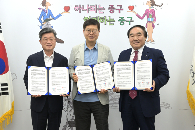 김길성(왼쪽부터) 중구청장, 우상현 비씨카드 부사장, 김정안 상권발전소 이사장이 25일 중구청장실에서 협약식을 체결한 뒤 기념 촬영을 하고 있다. 사진제공=중구