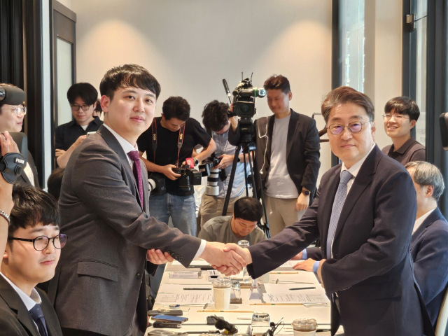 김원섭(오른쪽) 대한수련병원협의회 회장과 한성존(왼쪽) 대한전공의협의회 비상대책위원장이 26일 서울역사 내에서 열린 대한전공의협의회-대한수련병원협의회 간담회에서 악수를 하고 있다. 박지수 기자