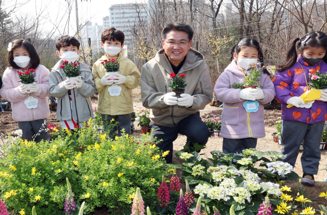 오승록(왼쪽에서 네번째) 노원구청장이 아이들과 나무를 심고 있다. 사진제공=노원구
