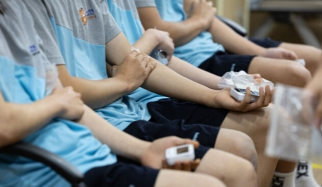서울지방병무청 제1병역판정검사장에서 입영대상자들이 채혈을 마친 후 지혈하고 있다. 뉴스1