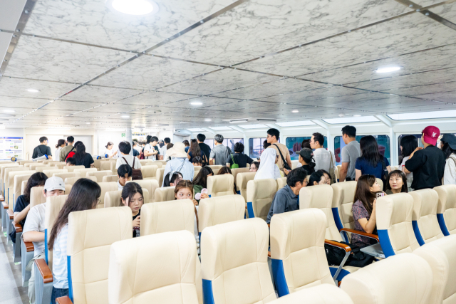 한강버스 내부. 사진 제공=서울관광재단