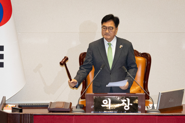 우원식 국회의장이 24일 서울 여의도 국회에서 열린 제428회 국회(임시회) 제2차 본회의에서 노동조합 및 노동관계조정법 일부개정법률안(대안)에 대한 무제한 토론 종결을 선언하고 있다. 뉴스1