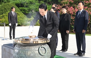 장동혁, 현충탑 참배로 국민의힘 대표 일정 시작