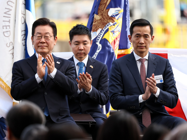 이재명 대통령이 26일(현지 시간) 미국 필라델피아의 한화 필리조선소에서 열린 ‘스테이트 오브 메인’호 명명식에서 김동관(오른쪽) 한화그룹 부회장과 박수를 치고 있다. 연합뉴스