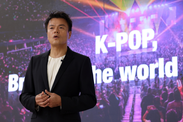 박진영 JYP엔터테인먼트 창의성총괄책임자(CCO)가 26일 ‘2025 APEC 문화산업고위급대화 환영만찬 리셉션’에서 세계를 잇는 K팝을 주제로 발표를 하고 있다. 사진 제공=문체부