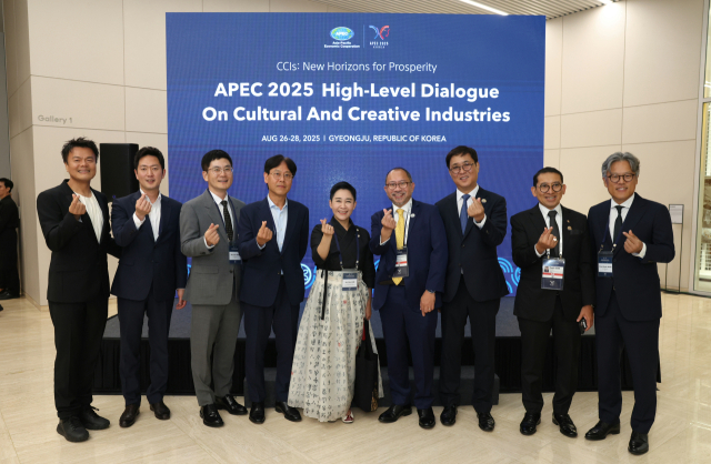 26일 ‘2025 APEC 문화산업고위급대화 환영만찬 리셉션’ 참석자들이 기념촬영을 하고 있다. 사진 제공=문체부