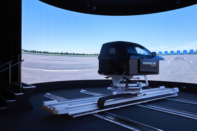 서울 마곡 중앙연구소 ‘더넥센유니버시티’에 구축된 ‘드라이빙 시뮬레이터(Driving Simulator)’. 사진제공=넥센타이어